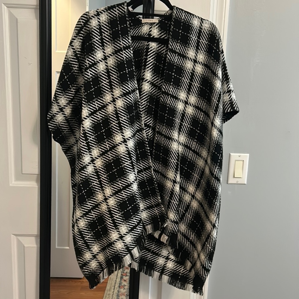 Black and white checked poncho. One size. 100 % acrylic. Very soft. Never worn.